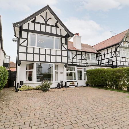 Glendalough Villa Colwyn Bay Exterior photo